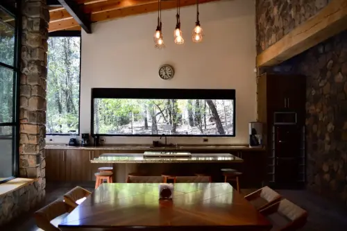 Cocina equipada y comedor.