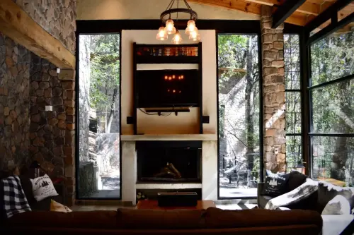 Sala de estar, chimenea y TV.